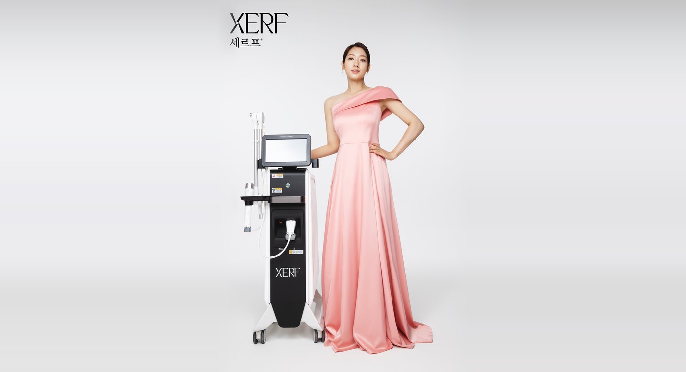朴信惠與 XERF 主機官方合照
